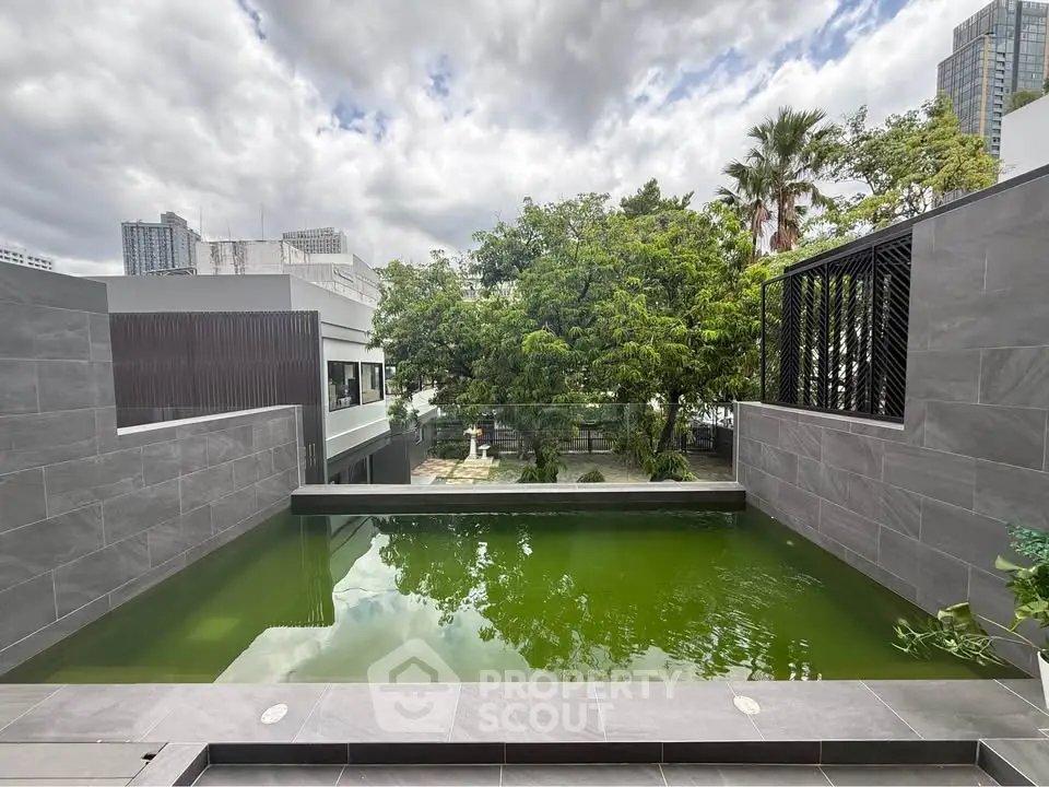 Luxurious rooftop pool with modern design and city views, perfect for relaxation and entertainment.