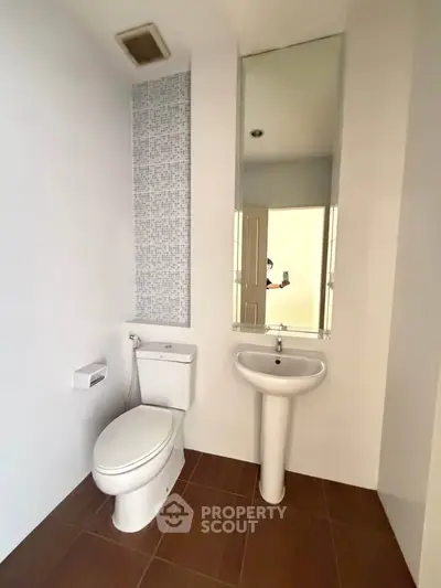 Modern bathroom with sleek design and elegant fixtures, perfect for contemporary living.