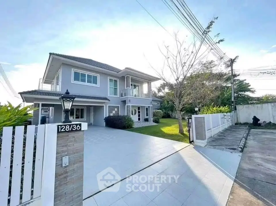 Stunning two-story modern house with spacious driveway and lush garden, perfect for family living.