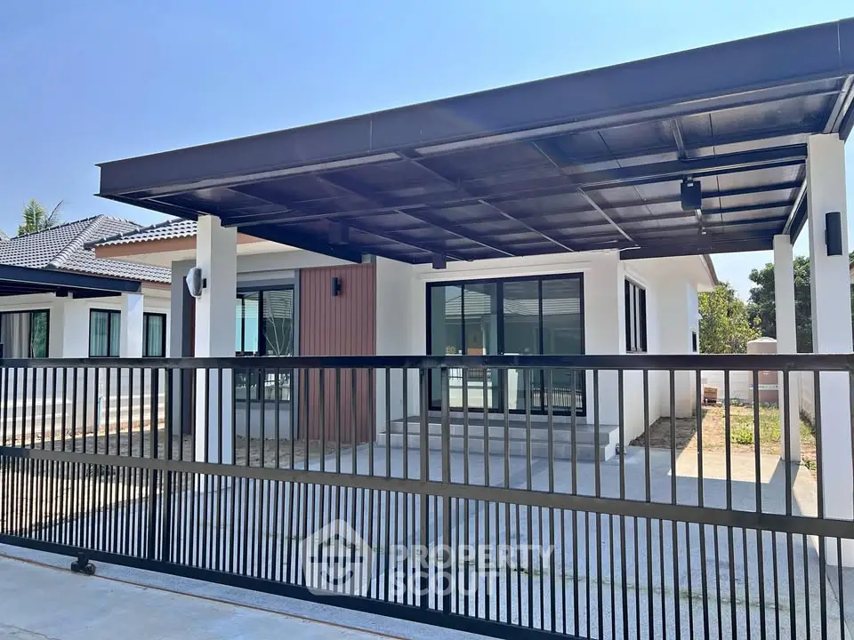 Modern single-story house with sleek design and spacious driveway