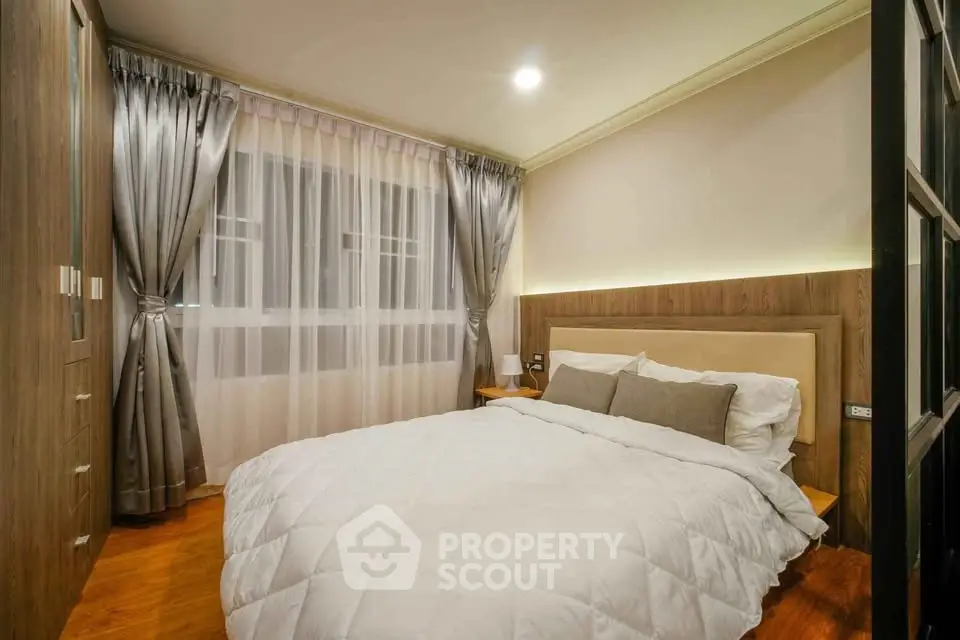 Cozy and elegant bedroom with modern decor and soft lighting, perfect for relaxation.