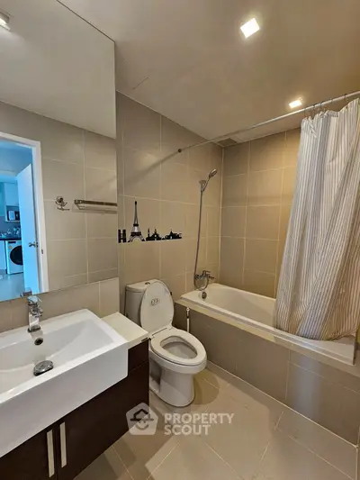 Modern bathroom with bathtub and stylish decor in a contemporary apartment.