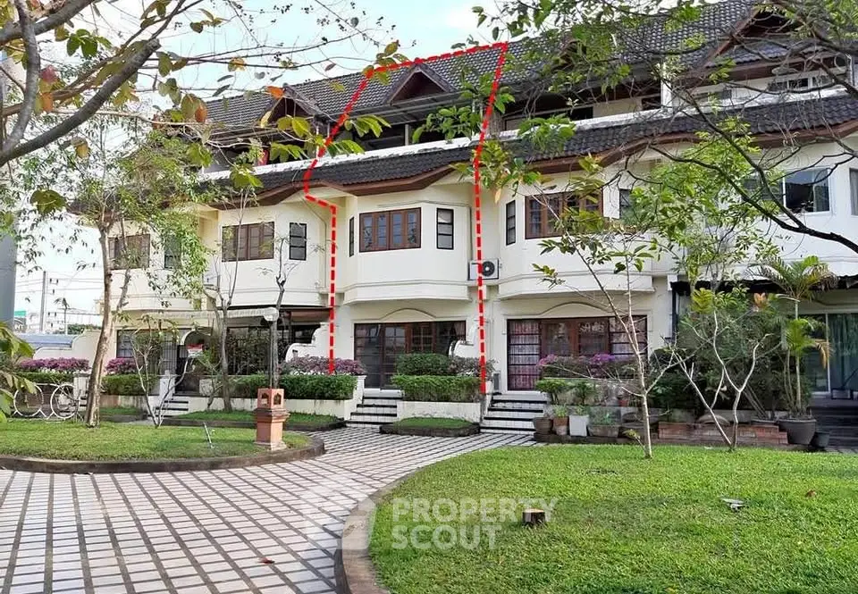 Charming townhouse with lush garden and classic architecture in a serene neighborhood.