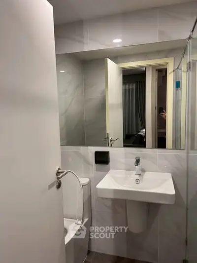 Modern bathroom with sleek fixtures and elegant tile design