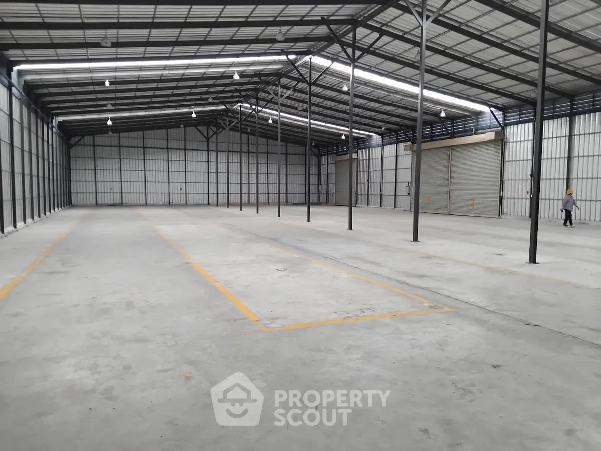 Spacious industrial warehouse with high ceilings and ample storage space