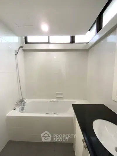  2 Bedrooms Condo at Supalai Place Sukhumvit 39-4