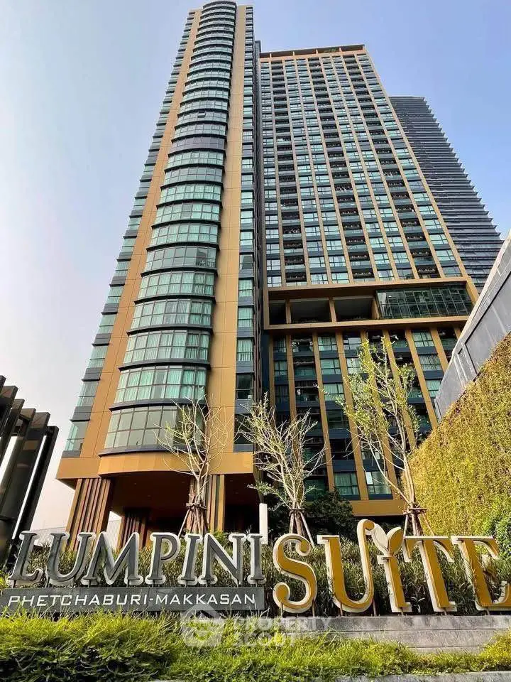 Stunning Lumpini Suite high-rise building with modern architecture in Phetchaburi Makkasan.