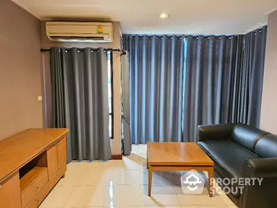 Cozy living room with modern furniture and air conditioning, ideal for relaxation and comfort.