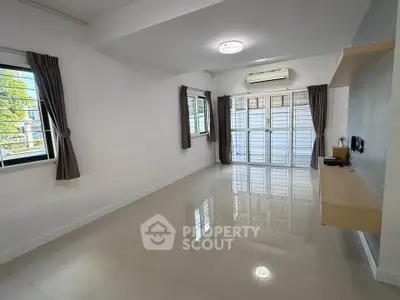 Spacious unfurnished living room with large windows and air conditioning