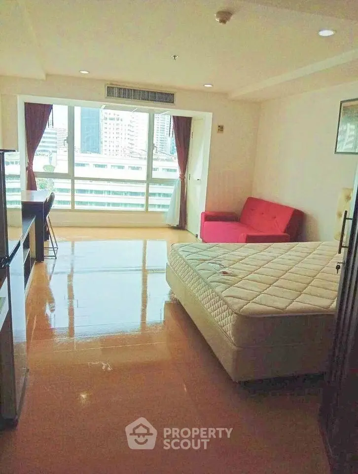 Spacious studio apartment with city view and modern furnishings