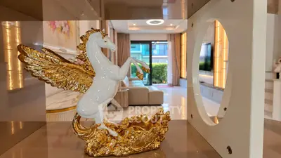 Luxurious living room with elegant decor and stylish furnishings