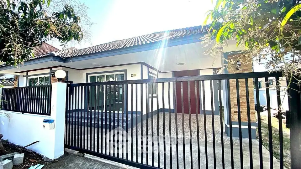 Charming single-story home with modern fence and lush greenery