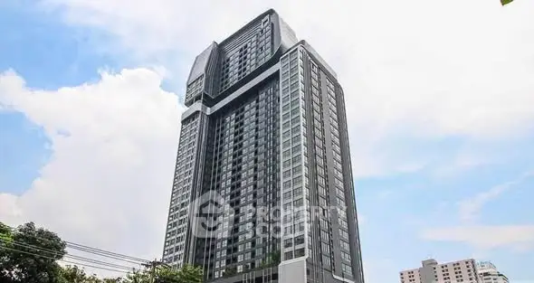 Stunning modern high-rise building with sleek architecture and panoramic city views.