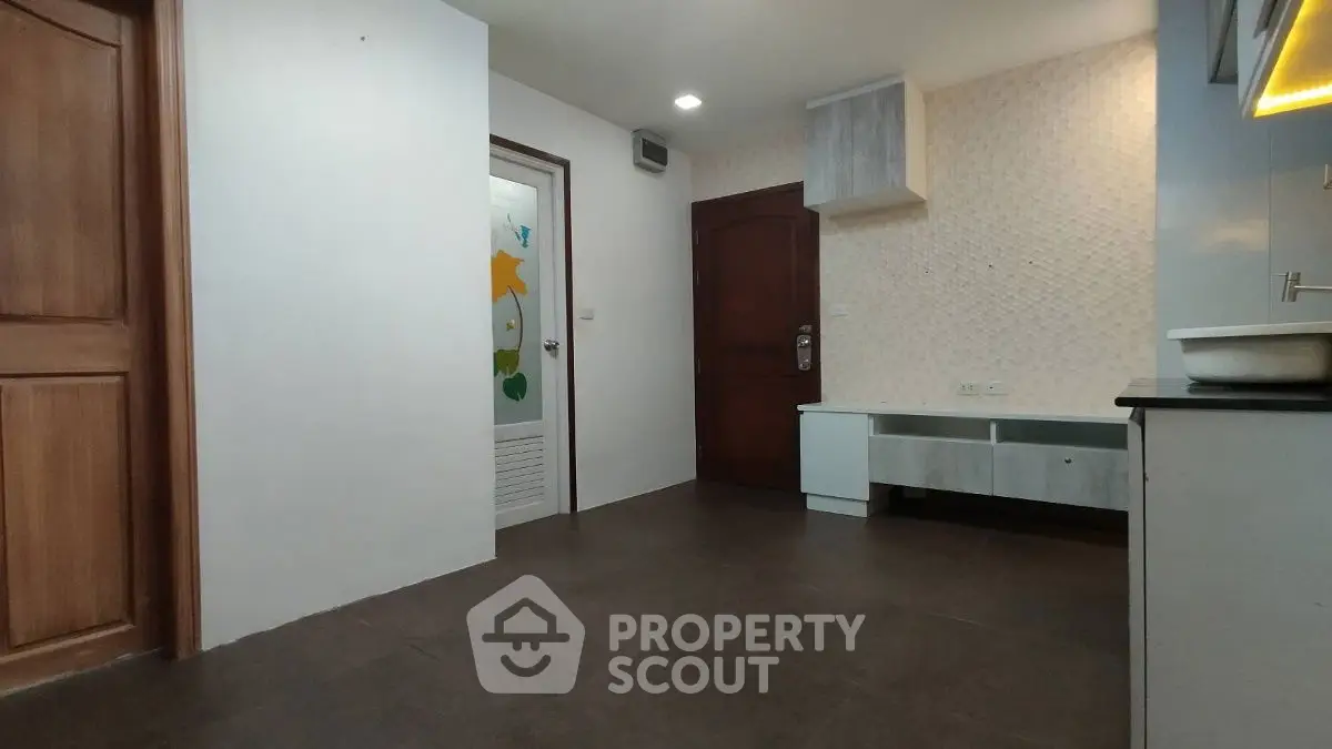 Spacious unfurnished room with modern fixtures and ample lighting