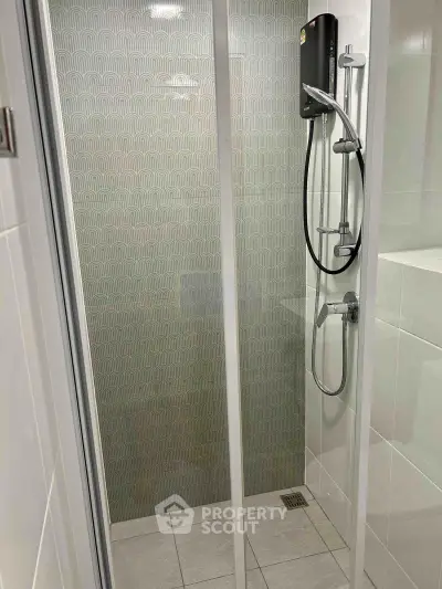 Modern bathroom with sleek shower design and stylish tile work