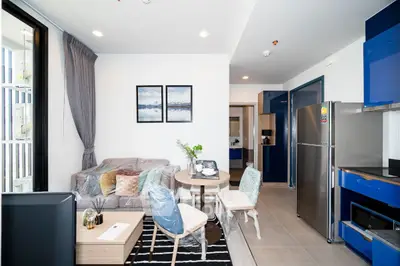 Modern living room with stylish decor and open kitchen layout