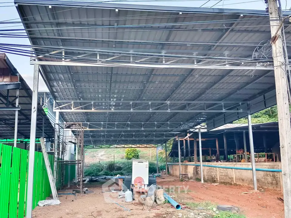 Spacious industrial-style metal roof structure in construction phase, ideal for commercial or storage use.
