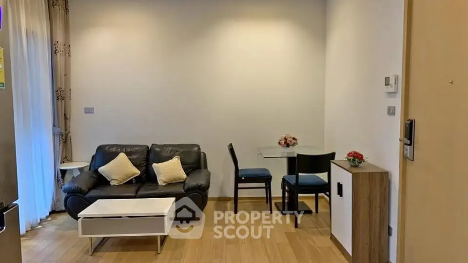 Cozy living room with modern furniture and wooden flooring, perfect for relaxation and entertaining.