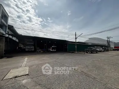 Spacious industrial warehouse with ample parking and easy access, perfect for logistics and storage needs.