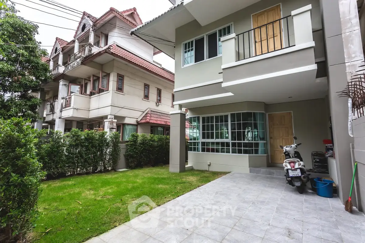 Charming townhouse with lush garden and spacious driveway in a serene neighborhood.