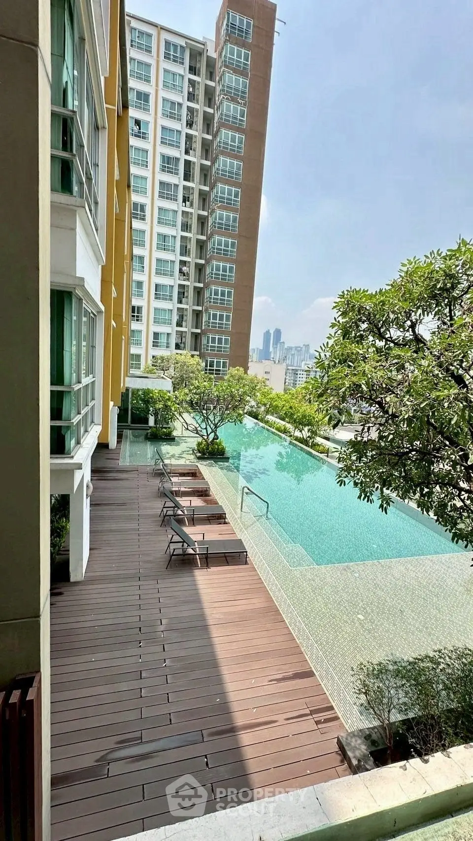 Luxurious high-rise apartment with stunning pool and city view