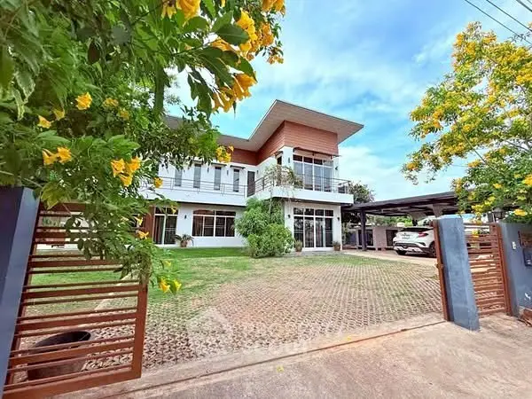 Stunning modern two-story house with lush garden and spacious driveway