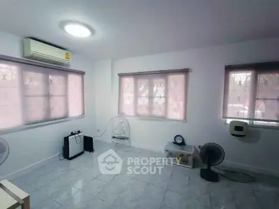 Spacious room with air conditioning and tiled floor, ideal for versatile use.