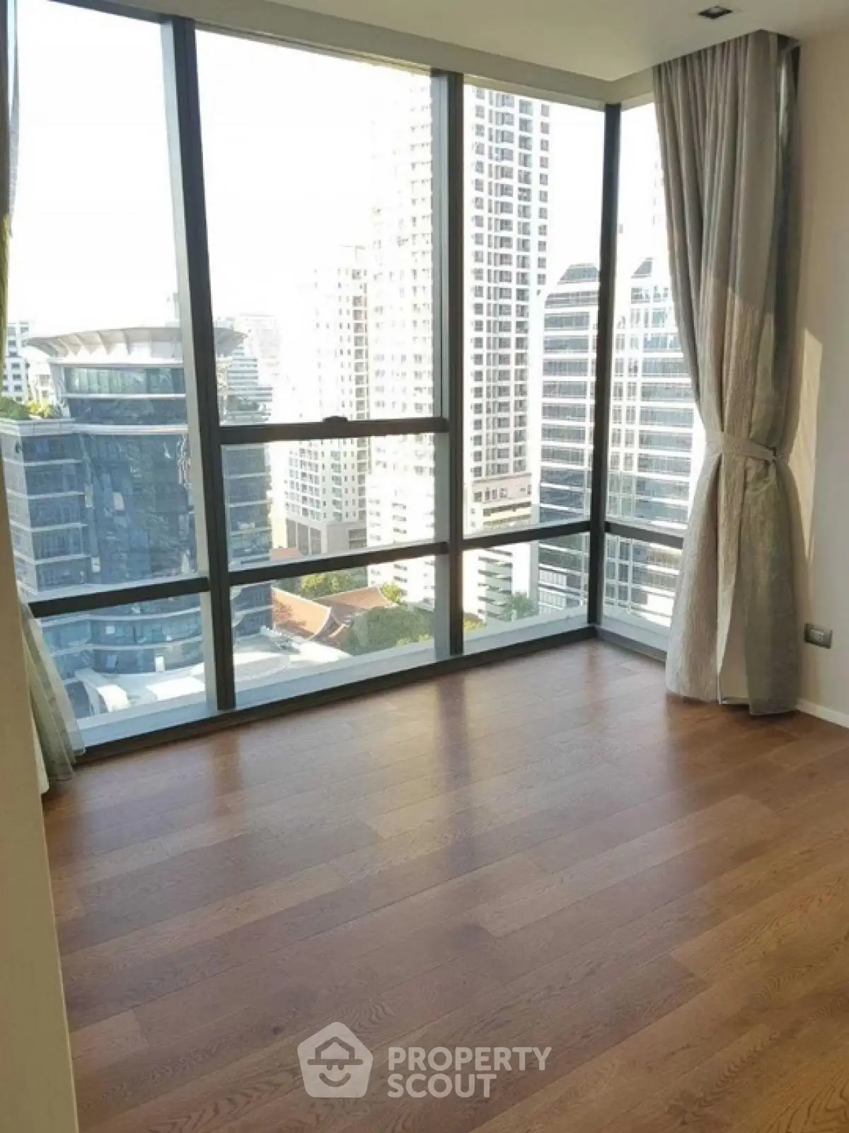 Spacious corner unit with stunning city view and floor-to-ceiling windows