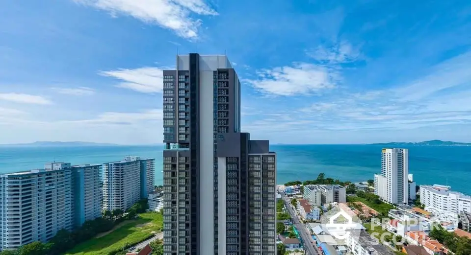 Stunning high-rise building with ocean view in prime coastal location