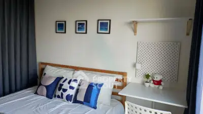 Cozy bedroom with stylish decor and comfortable bedding, perfect for relaxation and tranquility.