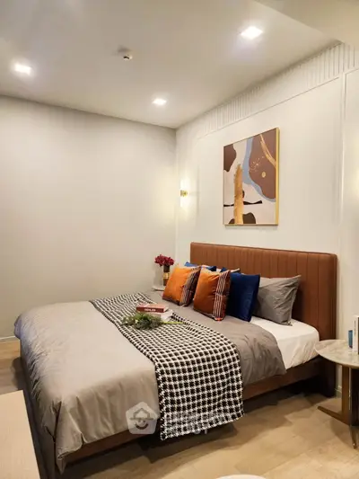 Modern bedroom with stylish decor and cozy ambiance, featuring a comfortable bed and elegant lighting.