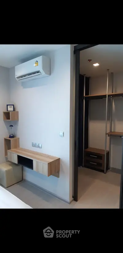 Modern bedroom with walk-in closet and air conditioning