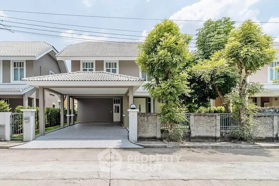 Charming suburban house with spacious driveway and lush greenery, perfect for family living.