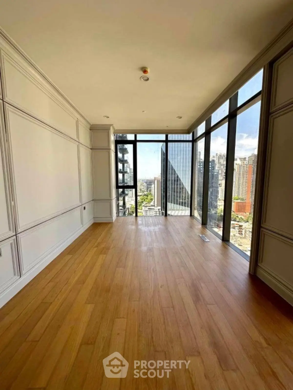 Spacious corner unit with floor-to-ceiling windows and stunning city view