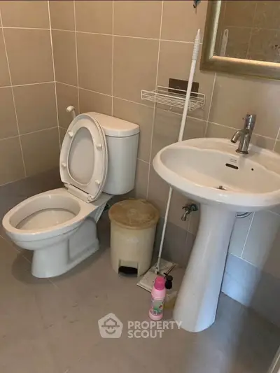 Cozy bathroom with modern fixtures and neutral tiles
