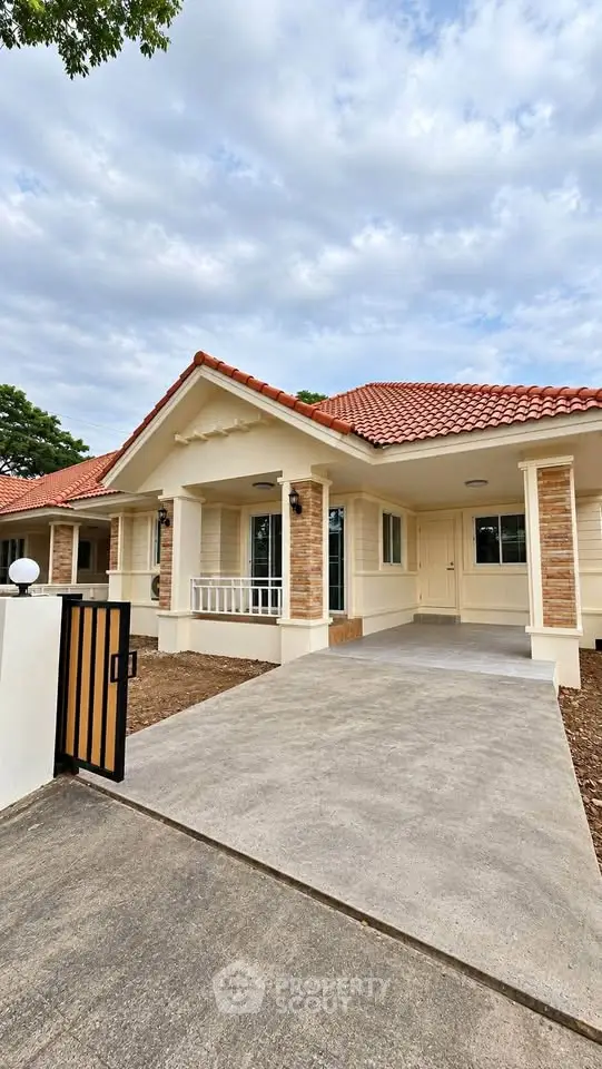 Charming single-story house with red-tiled roof and spacious driveway