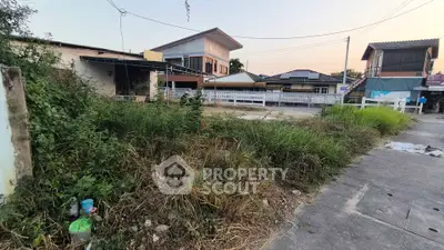 Vacant land plot with potential for development in a residential neighborhood.