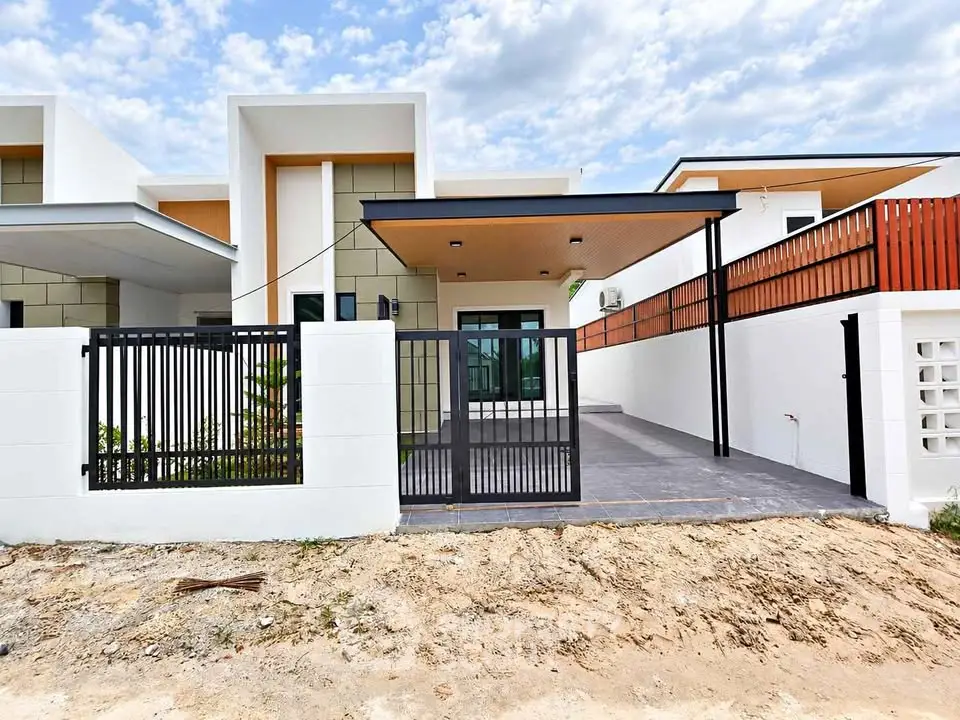 Modern single-story house with sleek design and spacious driveway