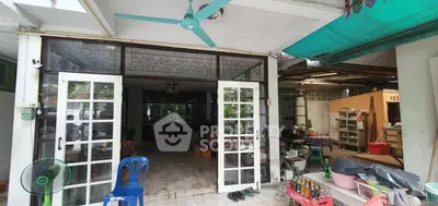 Charming open-layout home with spacious patio and ceiling fan, perfect for tropical living.