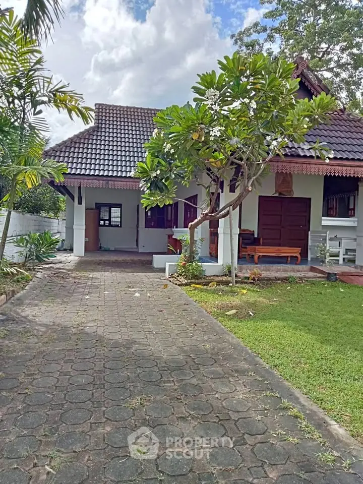 Charming traditional house with lush garden and spacious driveway