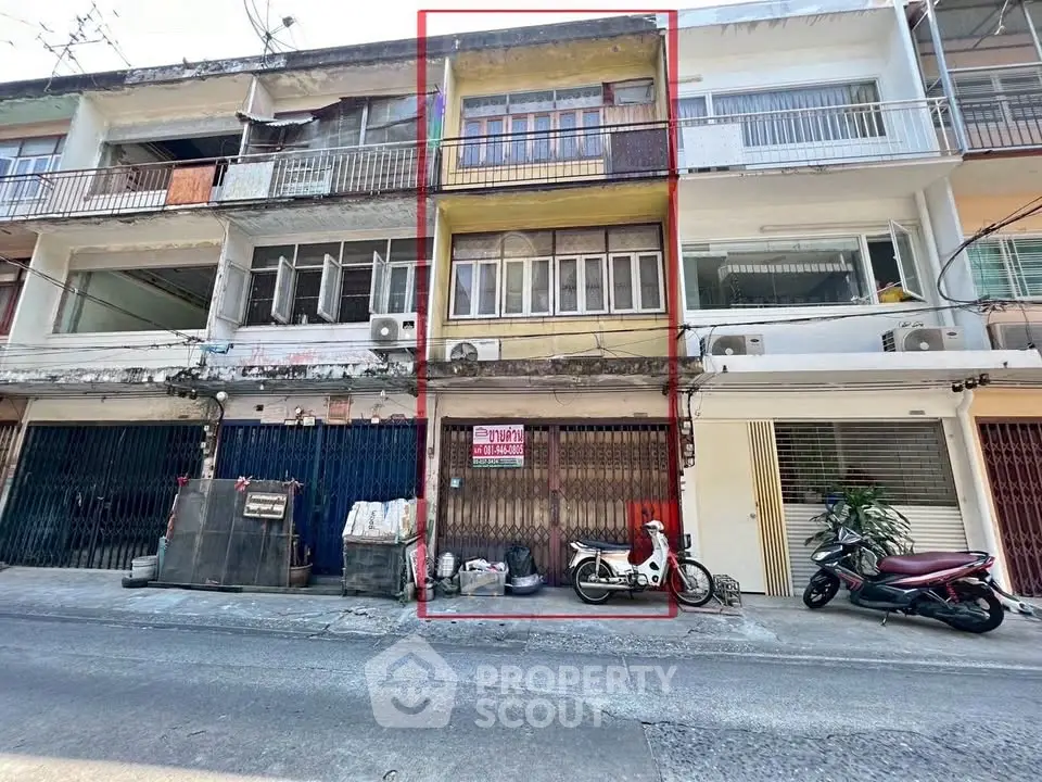 Charming urban townhouse with street view and balcony, ideal for city living.