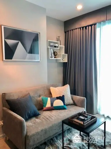 Fully Furnished 1 Bedroom Condo at Ideo Mobi Charan Interchange Livingroom