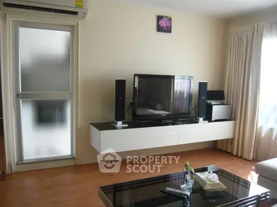 Fully Furnished 2 Bedrooms Condo at Lumpini Ville Ramkhamhaeng 44 Livingroom