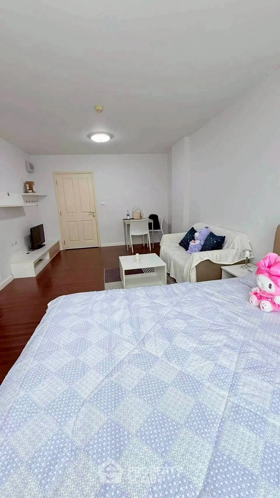 Spacious studio apartment with cozy living area and modern furnishings.