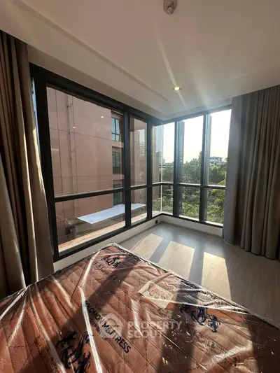 Bright corner unit with floor-to-ceiling windows and city view