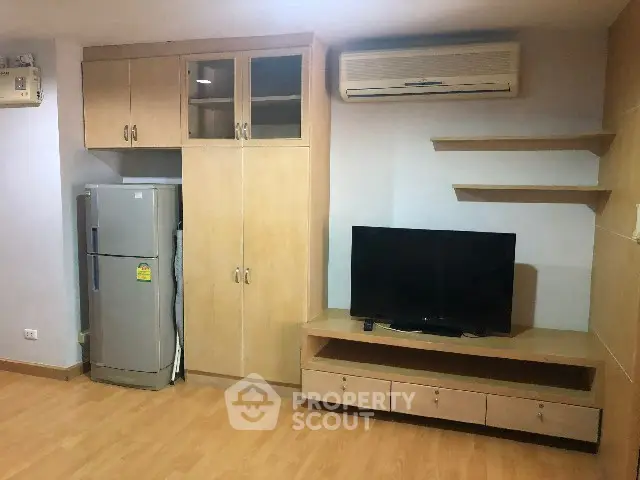 Modern living room with built-in cabinets and flat-screen TV