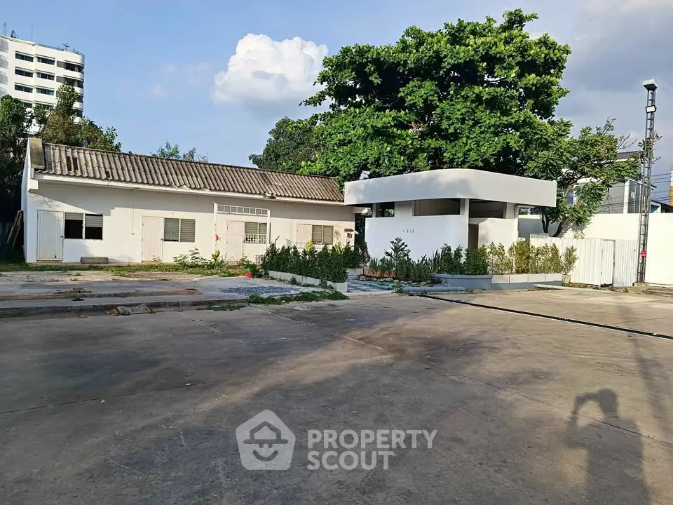 Charming single-story property with spacious outdoor area and lush greenery, perfect for residential or commercial use.