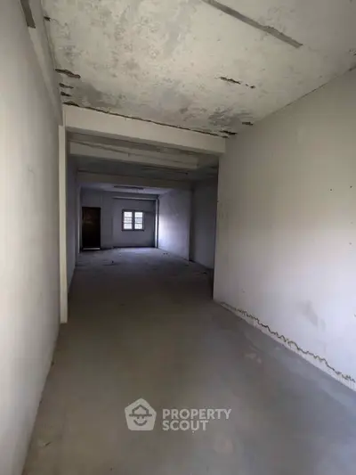 Spacious empty room with natural light, ideal for customization and renovation.