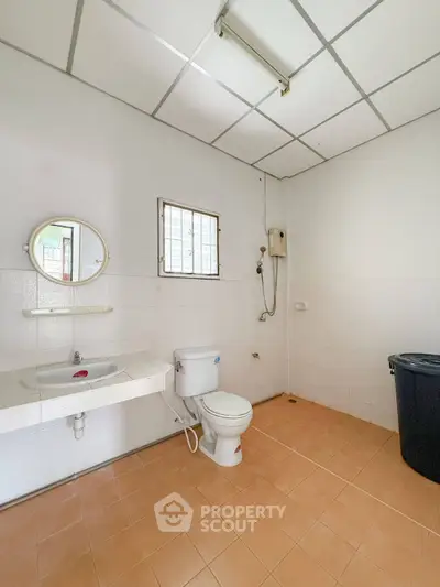 Spacious bathroom with modern fixtures and natural light, ideal for comfort and functionality.