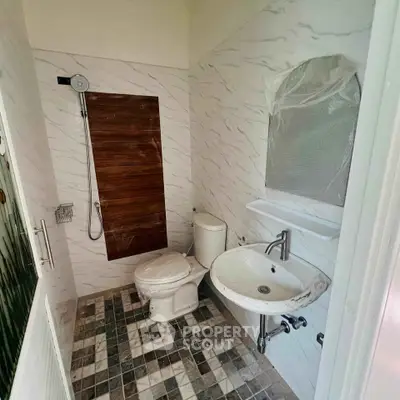Modern bathroom with stylish tiles and sleek fixtures in a contemporary home.